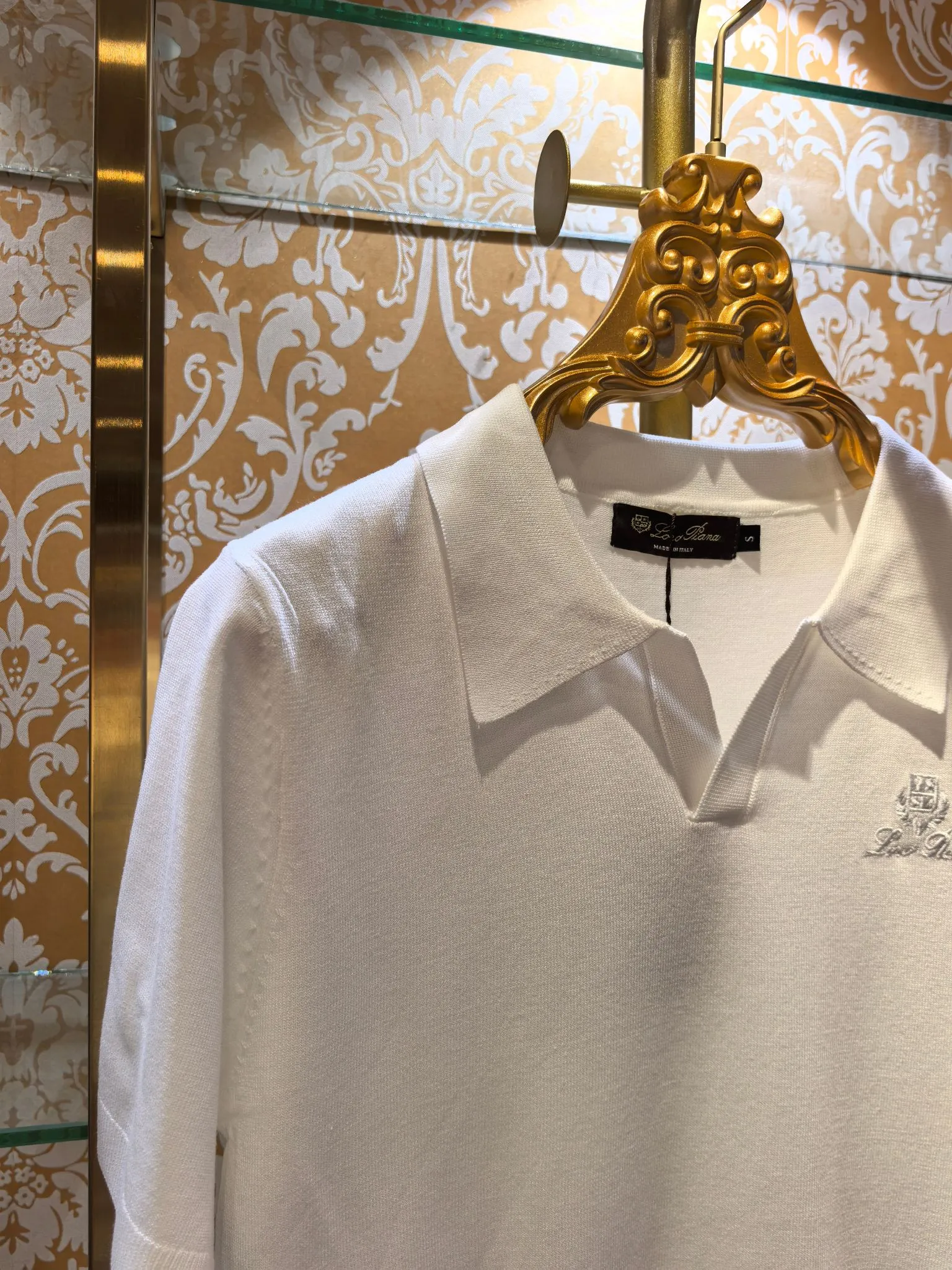 Counter synchronization Loro Piana 2026/ss New Arrival sweater Loro Piana chest embroidery The fabric is perfectly made with 14 needles of imported machines. The counter restores one-to-one upper body spirit Comfortable Breathable Slim fit Color White Sizes 46 48 50 52